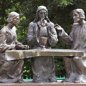 Figury świętych na stacjach przed Klasztorem Jasnogórskim